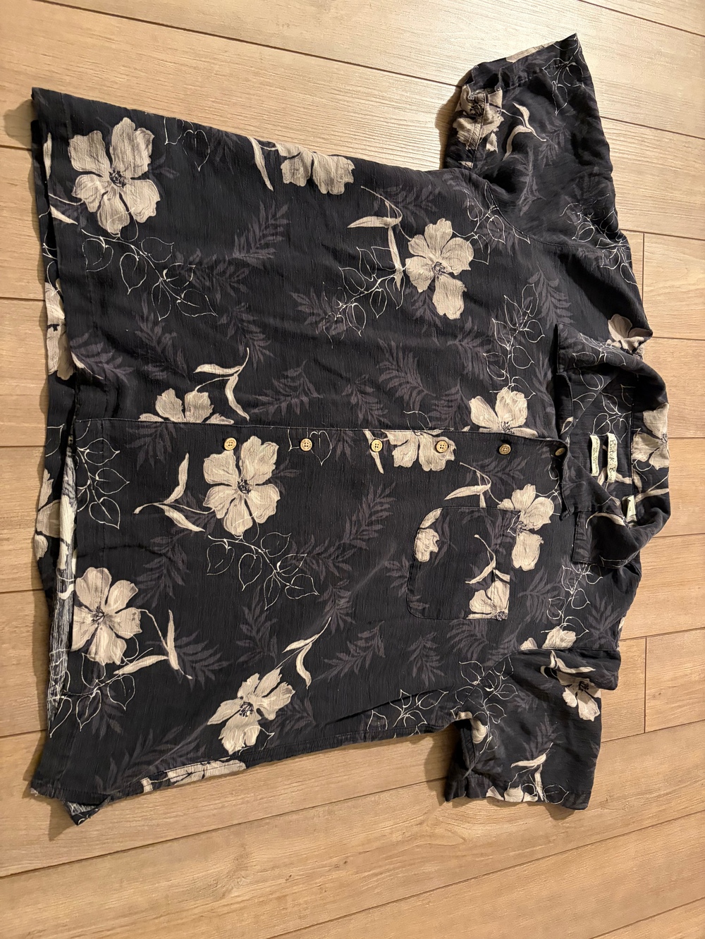 Batik Bay Men's Button-Up Shirt Black Size XL 100% Silk Hawaiian Floral Aloha